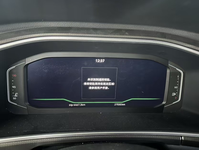 Volkswagen T-Roc 2023 car image #2