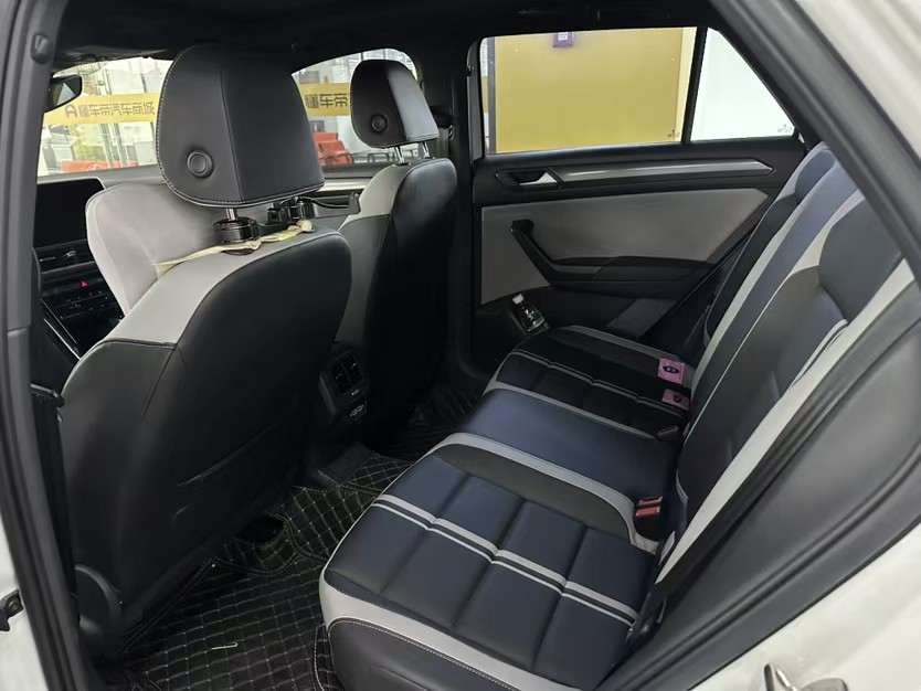 Volkswagen T-Roc 2023 car image #3