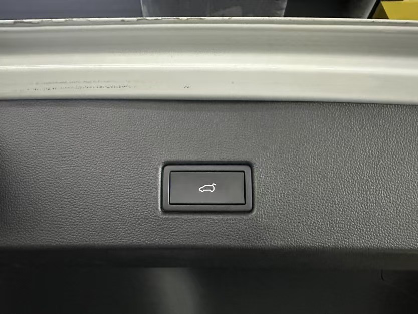 Volkswagen T-Roc 2023 car image #6