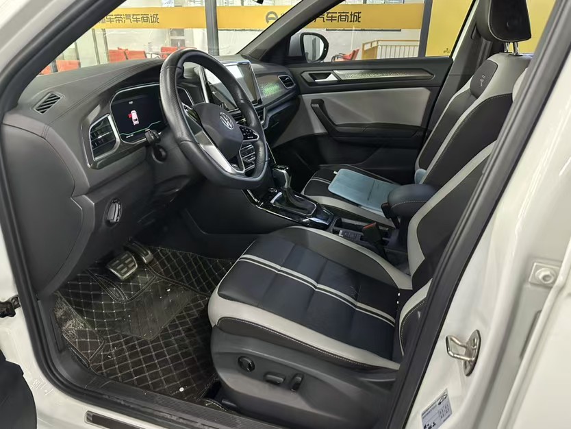 Volkswagen T-Roc 2023 car image #9