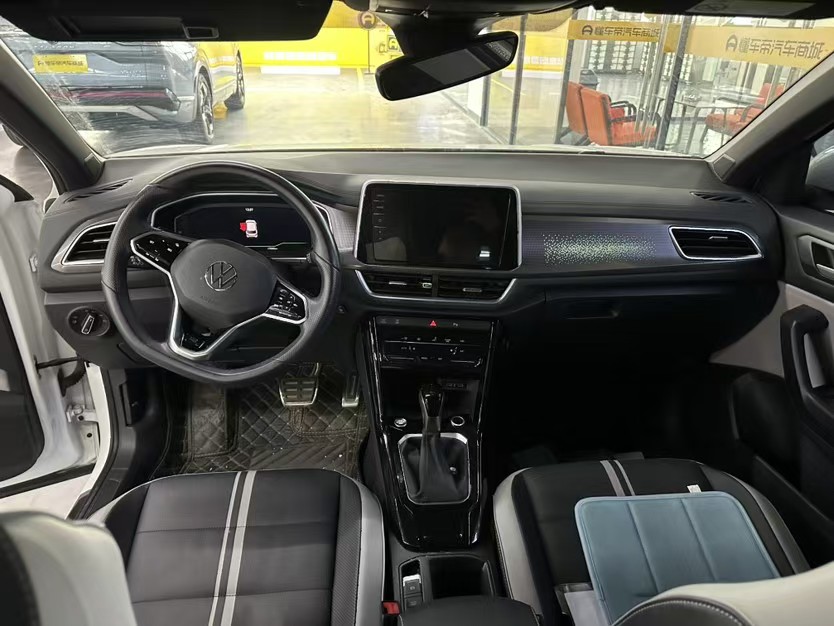 Volkswagen T-Roc 2023 car image #8