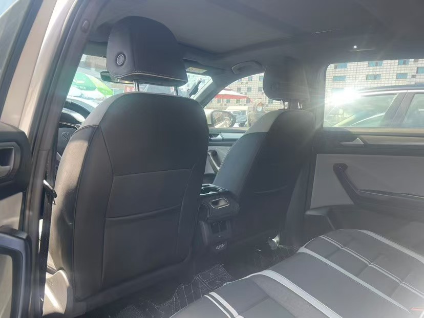 Volkswagen T-Roc 2024 car image #2