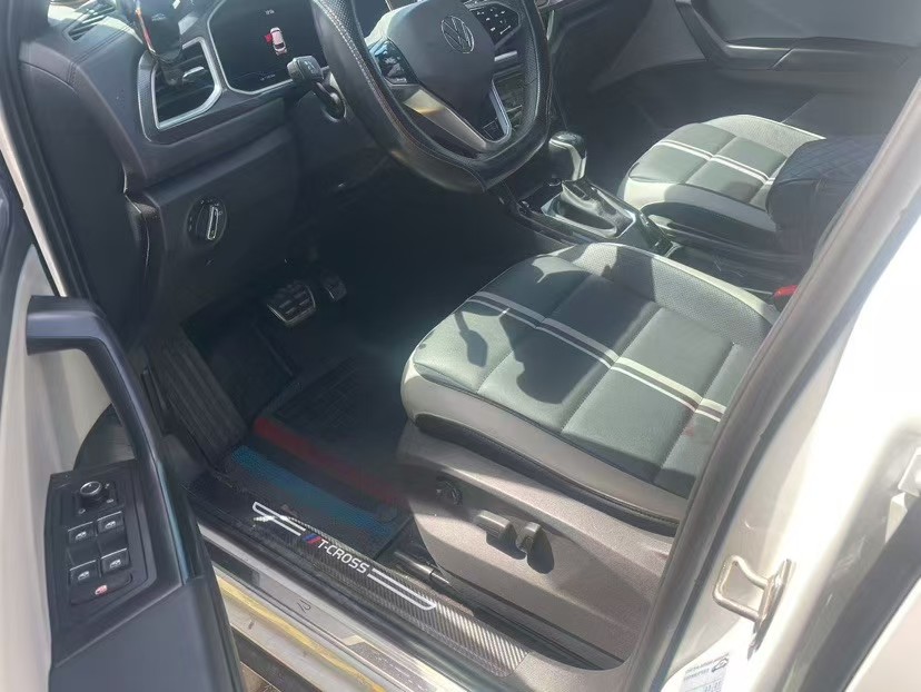 Volkswagen T-Roc 2024 car image #3