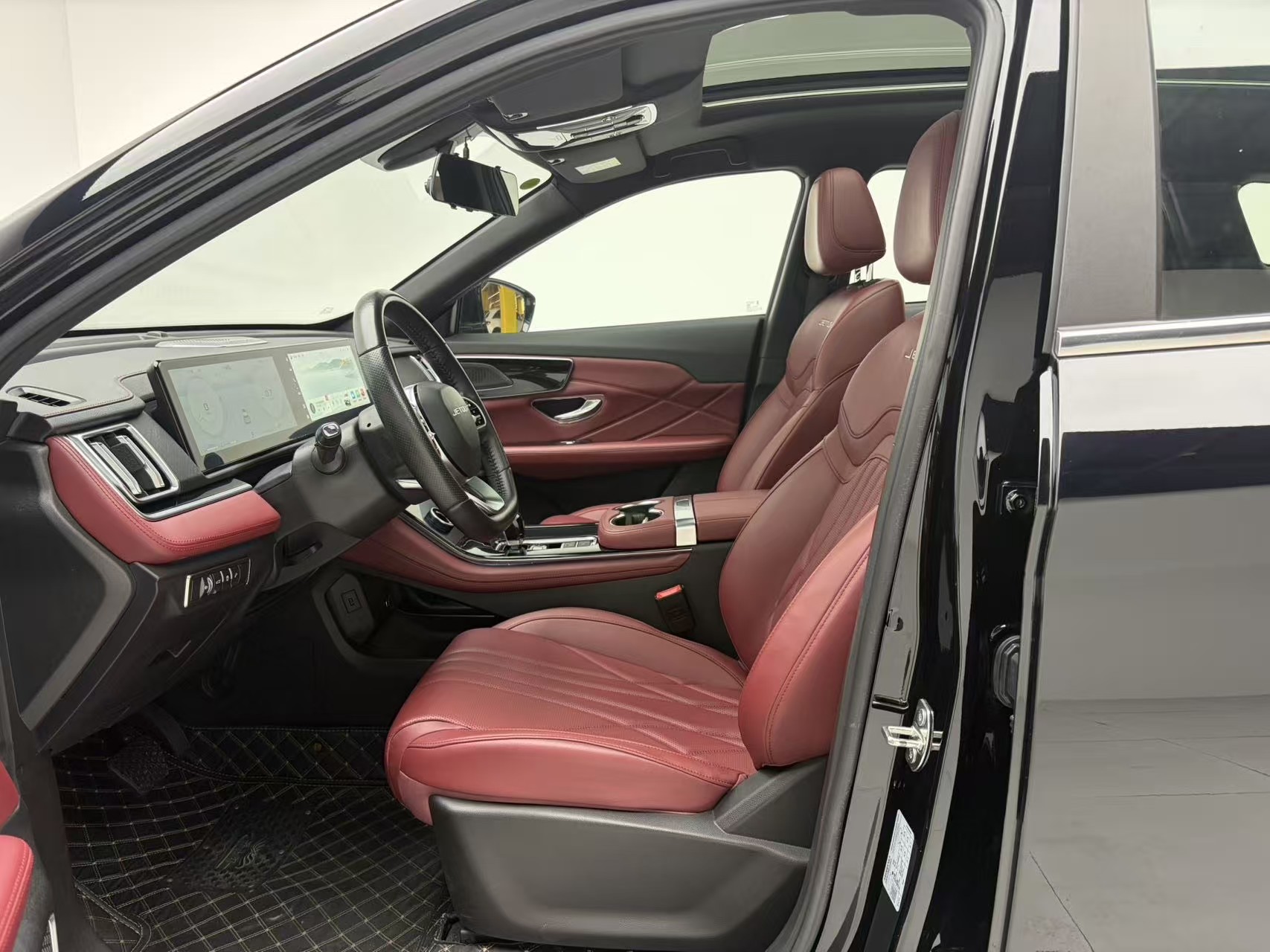 Jetour X70 PLUS 2024 #4 Jetour X70 PLUS 2024 car image #4