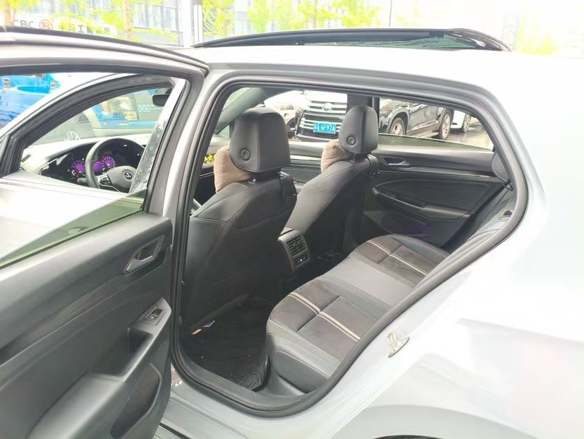 Volkswagen Golf 2024 immagine di auto #5