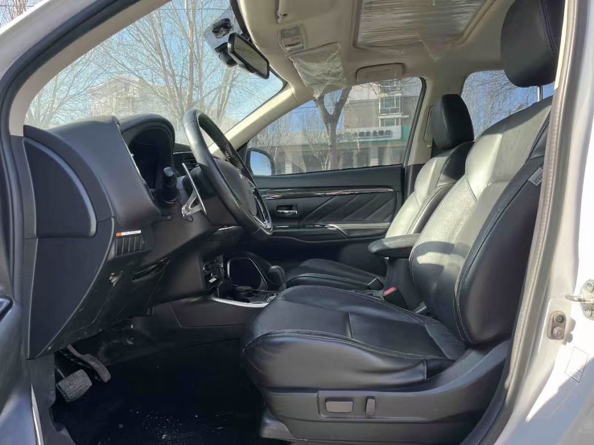 2019 car image #2