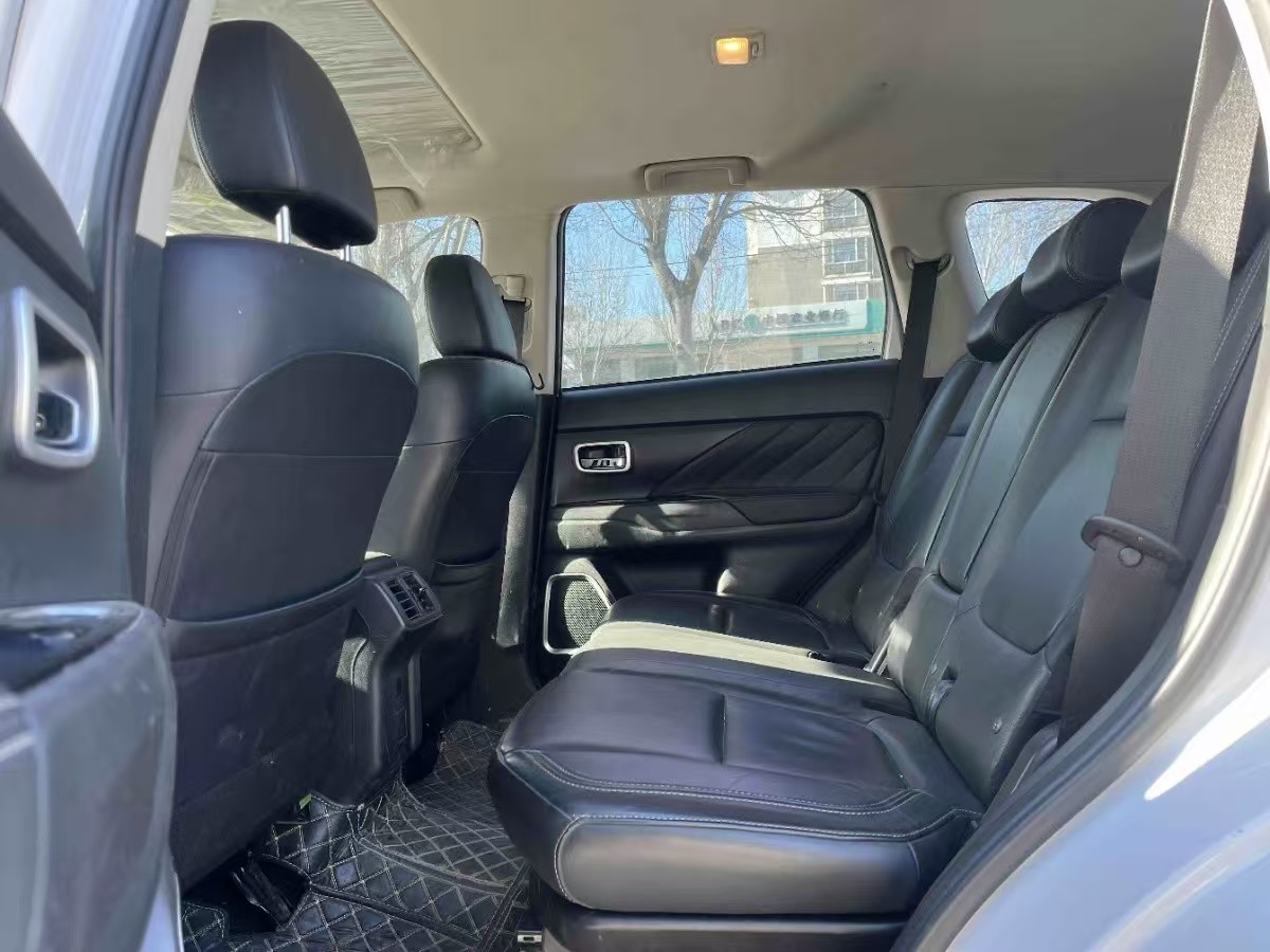 2019 car image #10