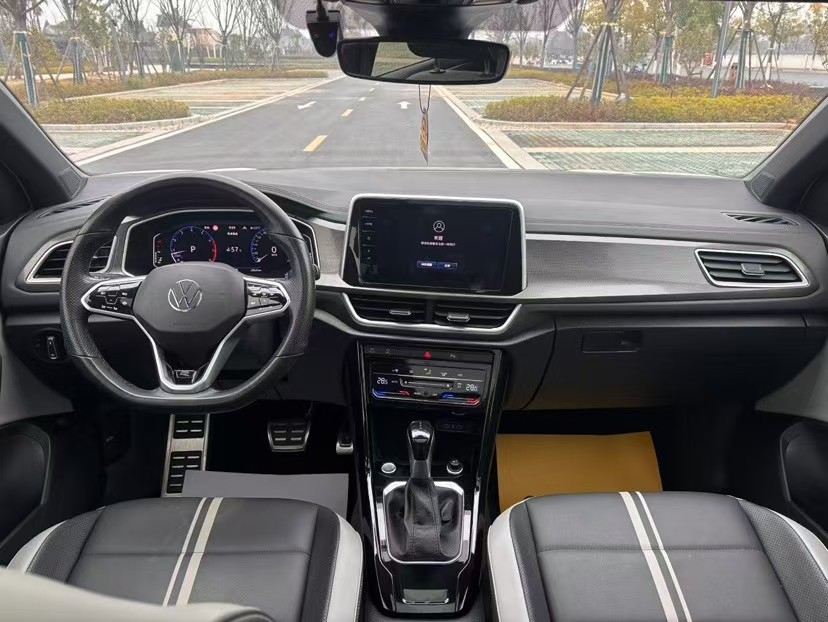 Volkswagen T-Roc 2023 car image #3