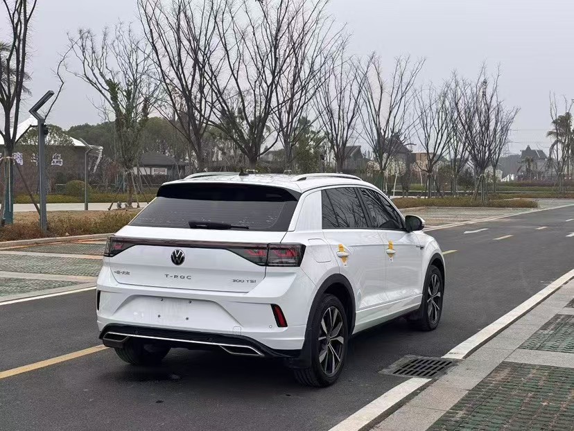Volkswagen T-Roc 2023 car image #4