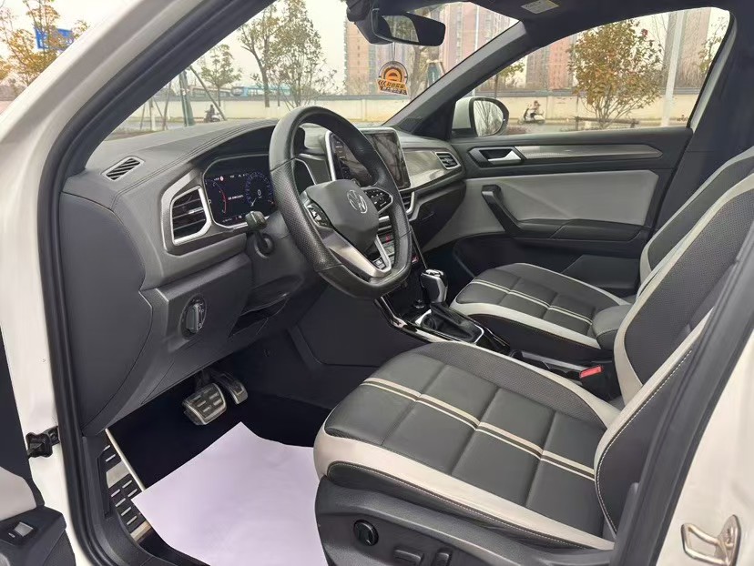 Volkswagen T-Roc 2023 car image #2