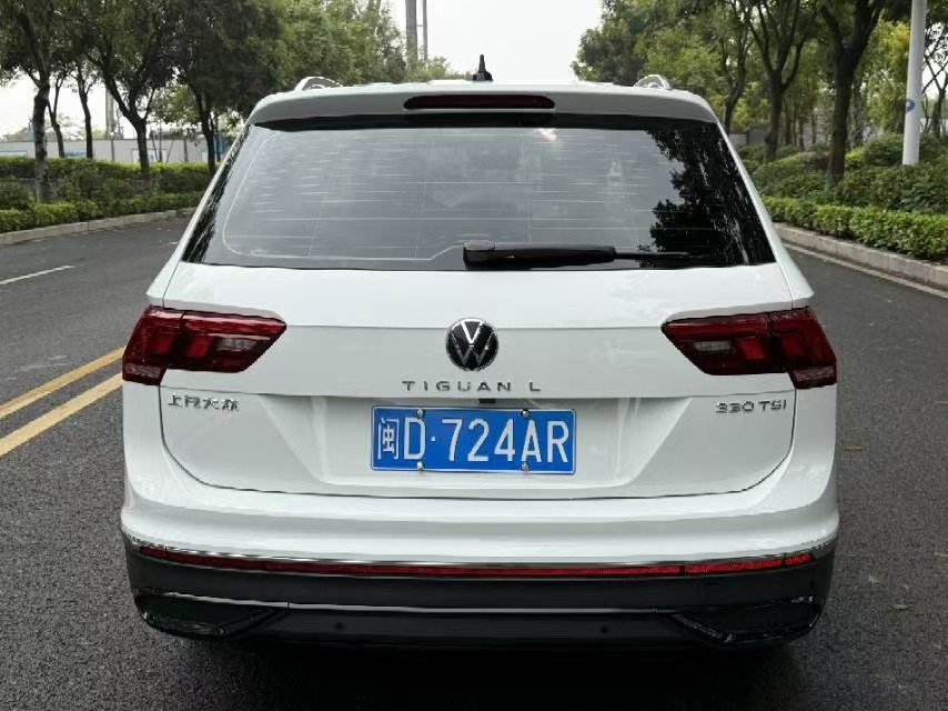 Volkswagen Tiguan L 2024 car image #2