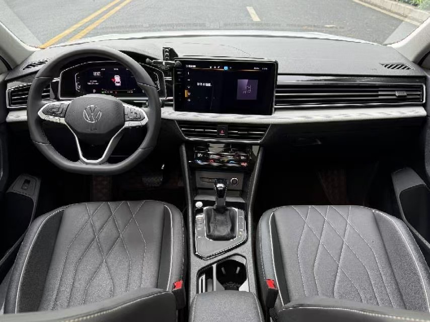 Volkswagen Tiguan L 2024 car image #3