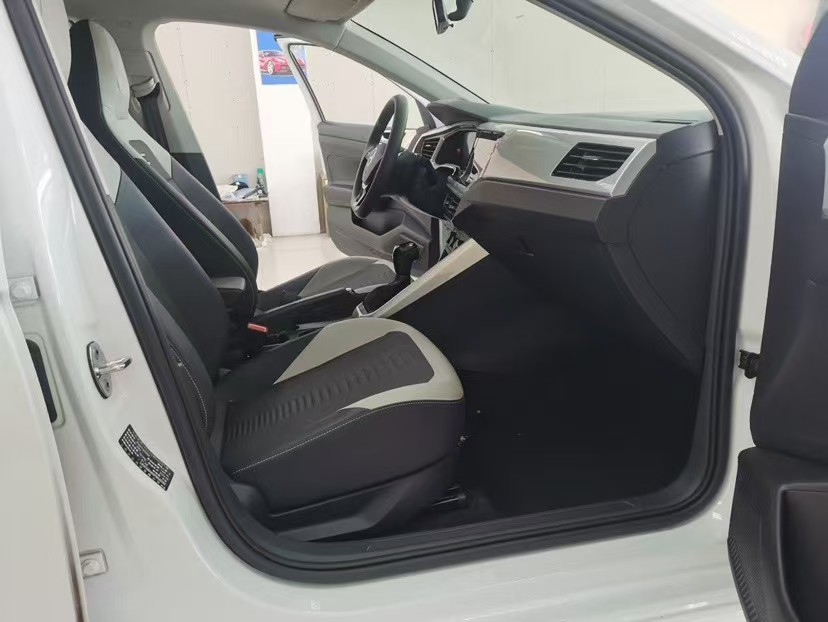 Volkswagen Polo 2023 car image #3