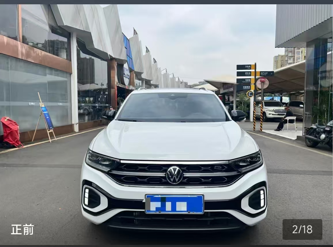 Volkswagen T-Roc 2024 car image #2