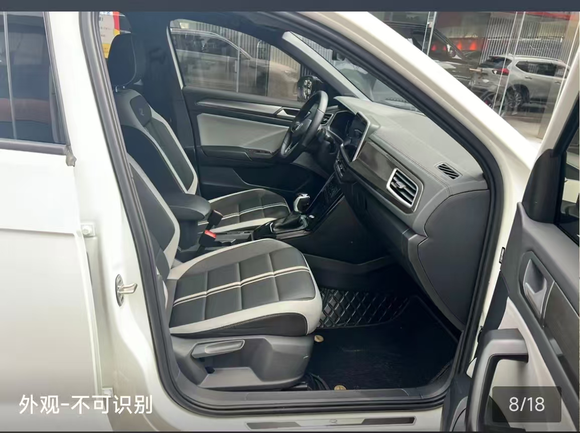 Volkswagen T-Roc 2024 car image #3