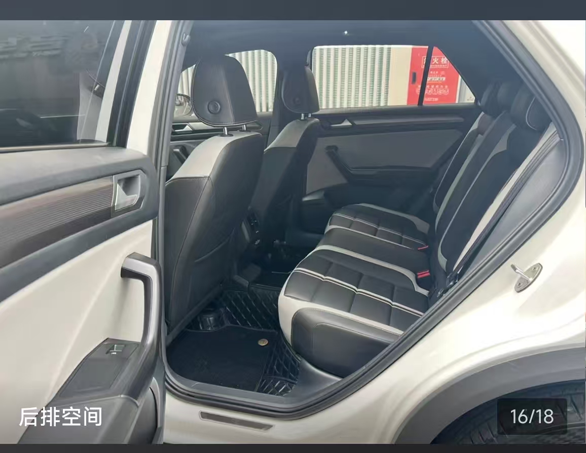 Volkswagen T-Roc 2024 car image #12