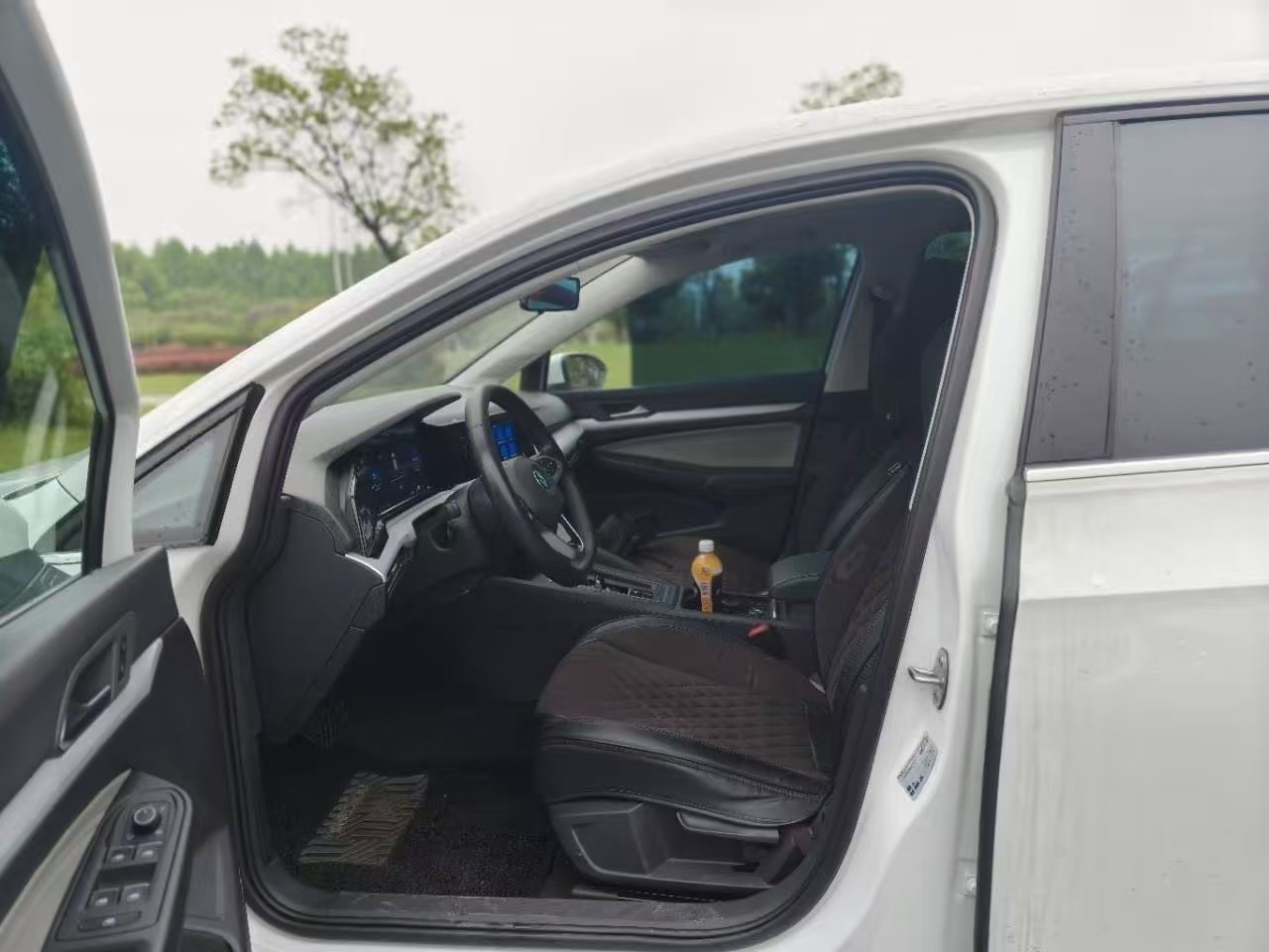 Volkswagen Golf 2023 car image #2
