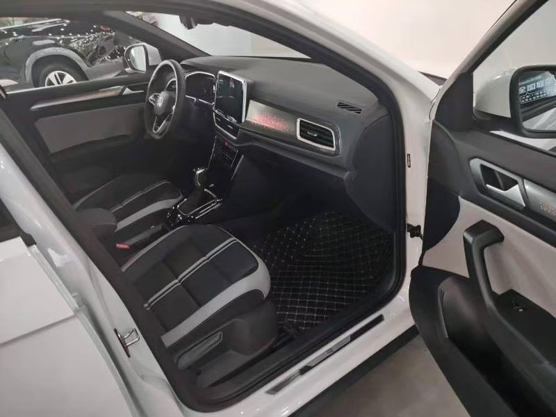 Volkswagen T-Roc 2025 car image #6