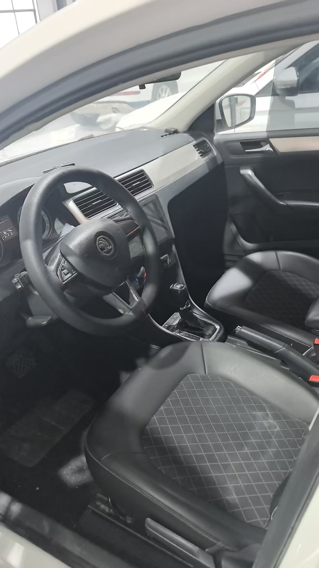 Skoda Rapid 2019 car image #5