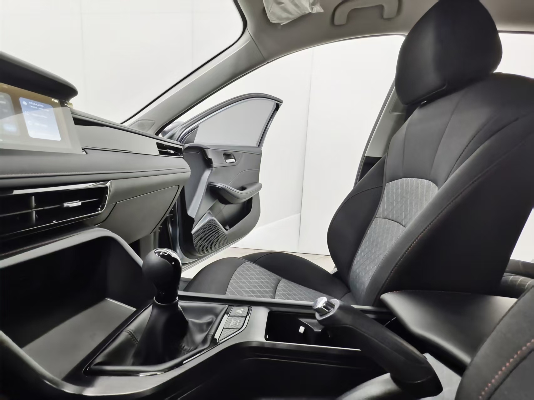 Roewe i5 2025 car image #6
