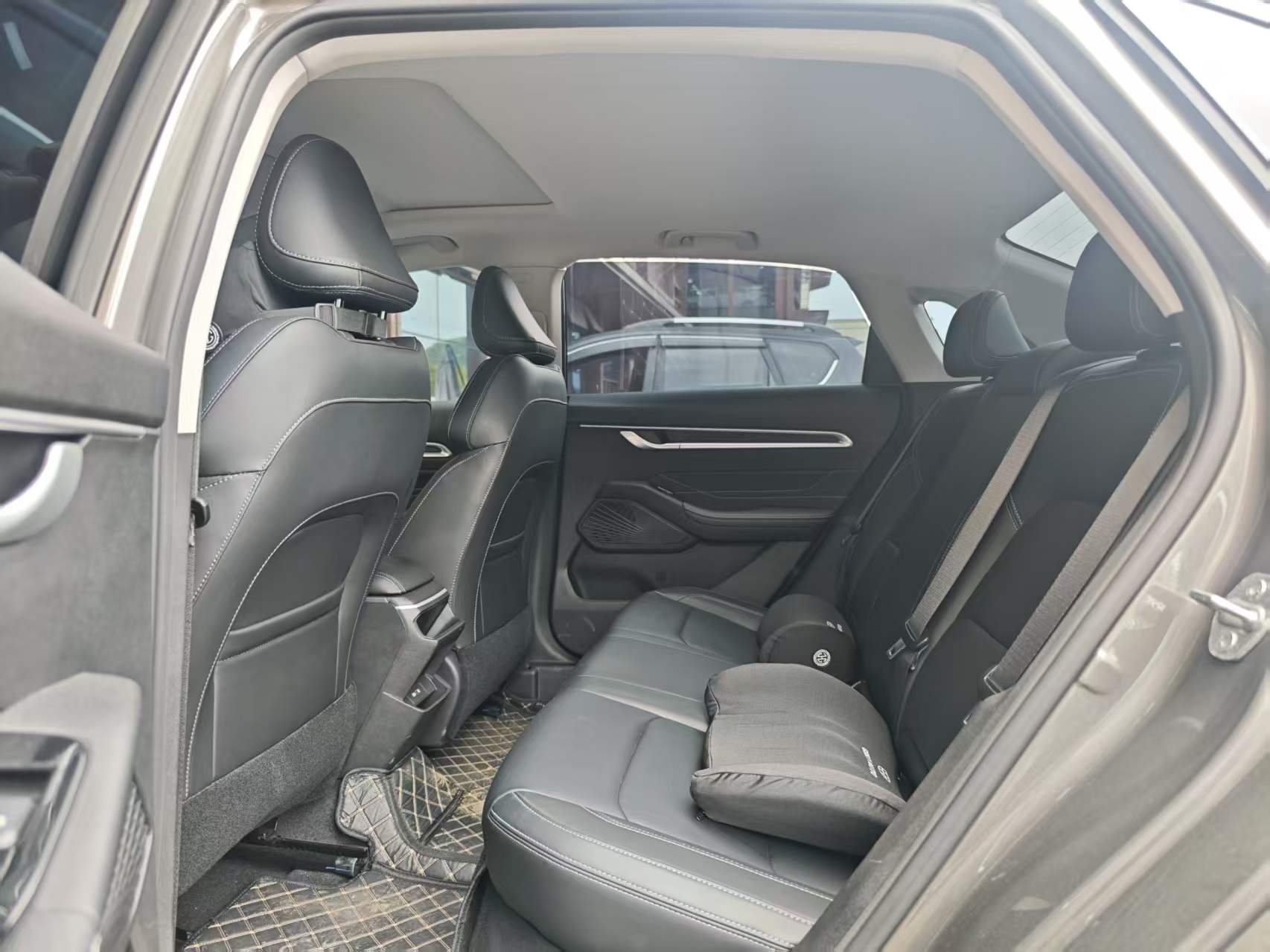 GEELY Emgrand 2024 car image #2