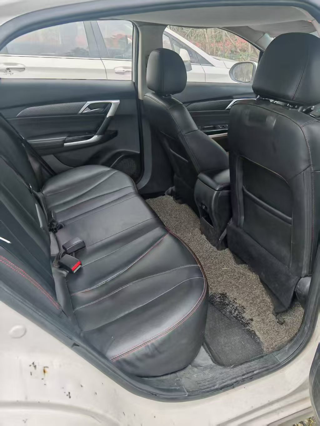 2019 car image #2