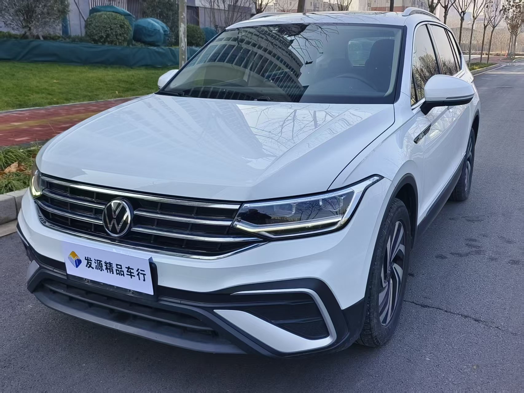 Volkswagen Tiguan L 2023 immagine di auto 
