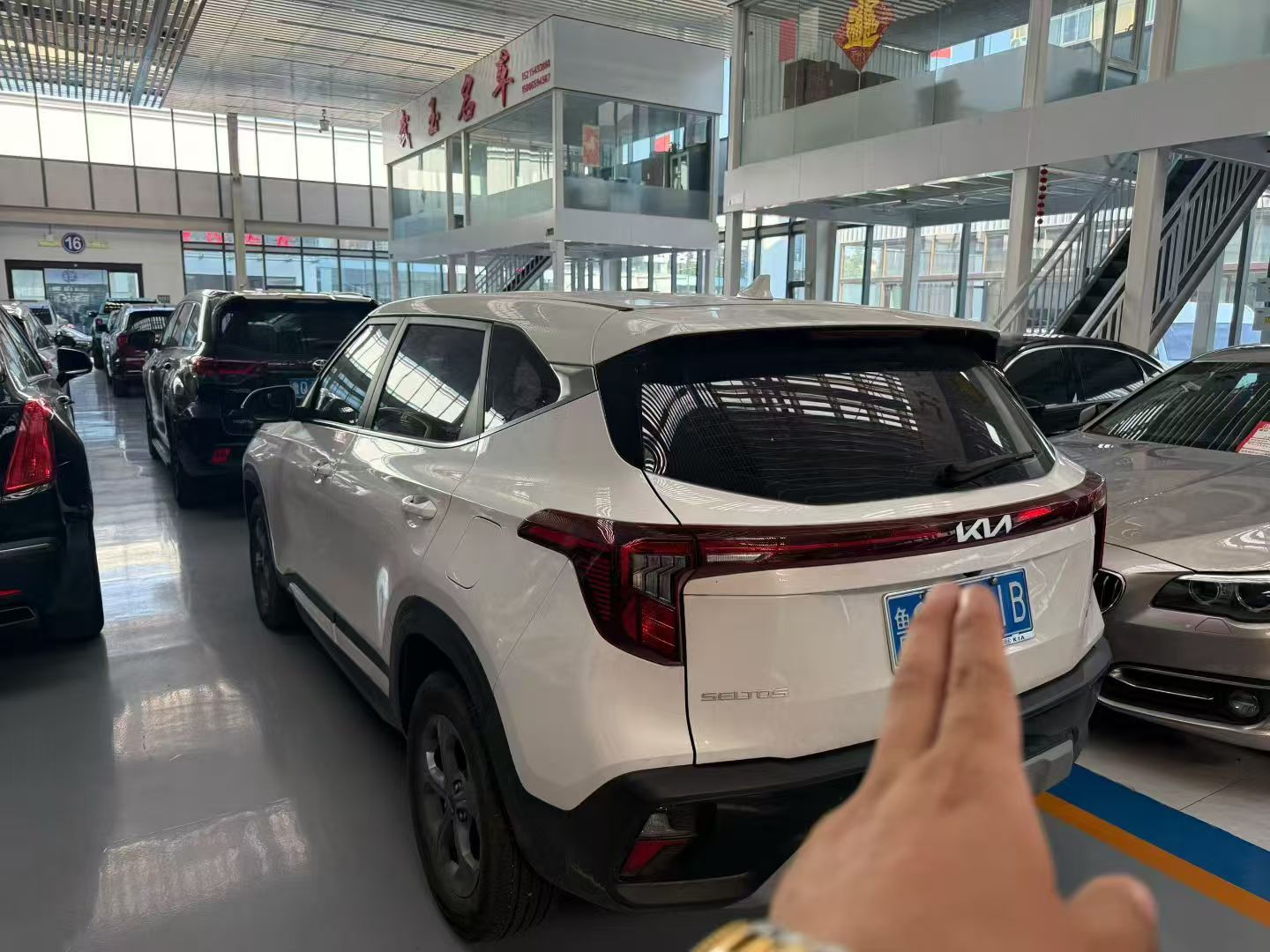 Kia Seltos 2024 car image #3