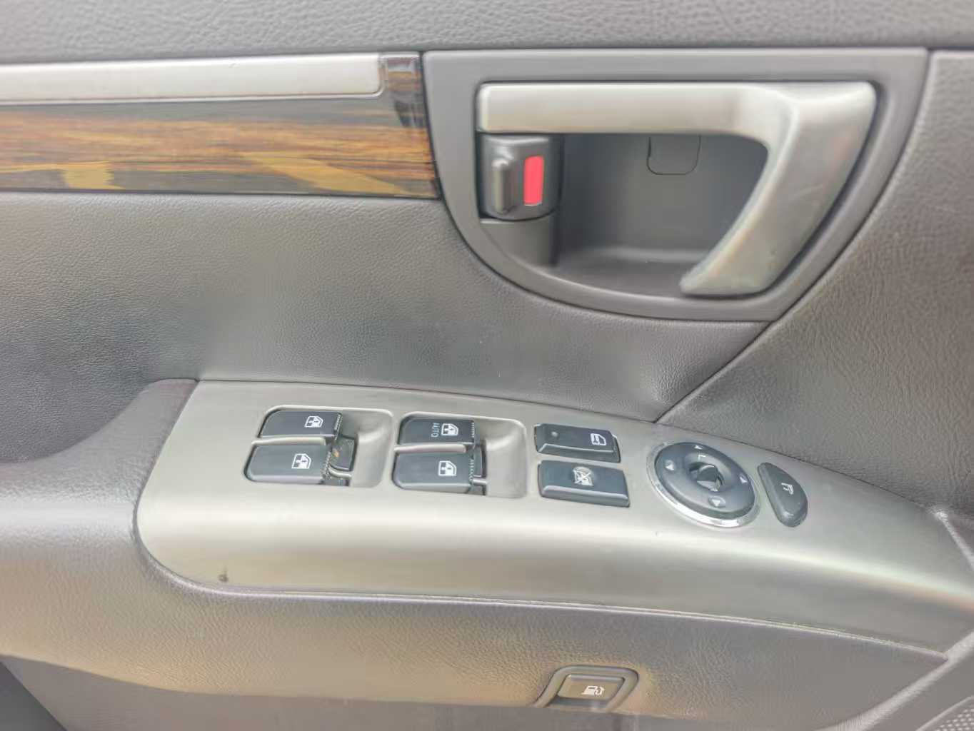 Hyundai Santa Fe 2010 car image #2