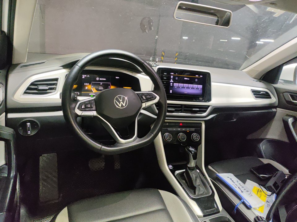 Volkswagen T-Roc 2024 car image #7