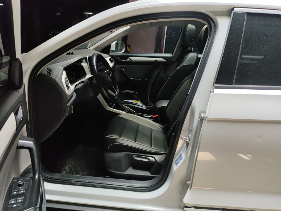 Volkswagen T-Roc 2024 car image #9