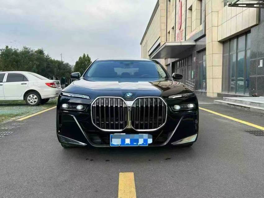 BMW 7 Series 2023 car image #2