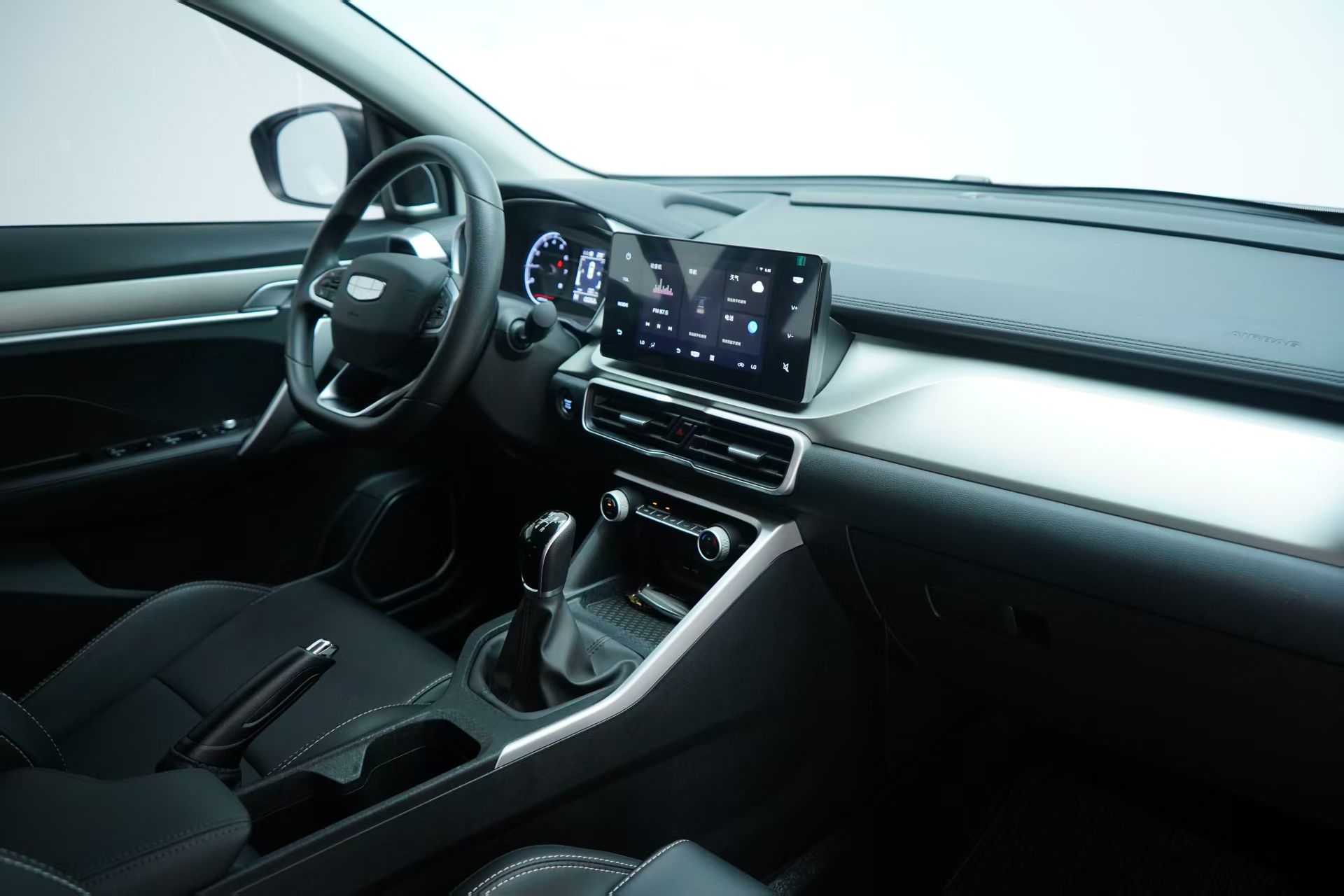 GEELY Coolray 2024 car image #14