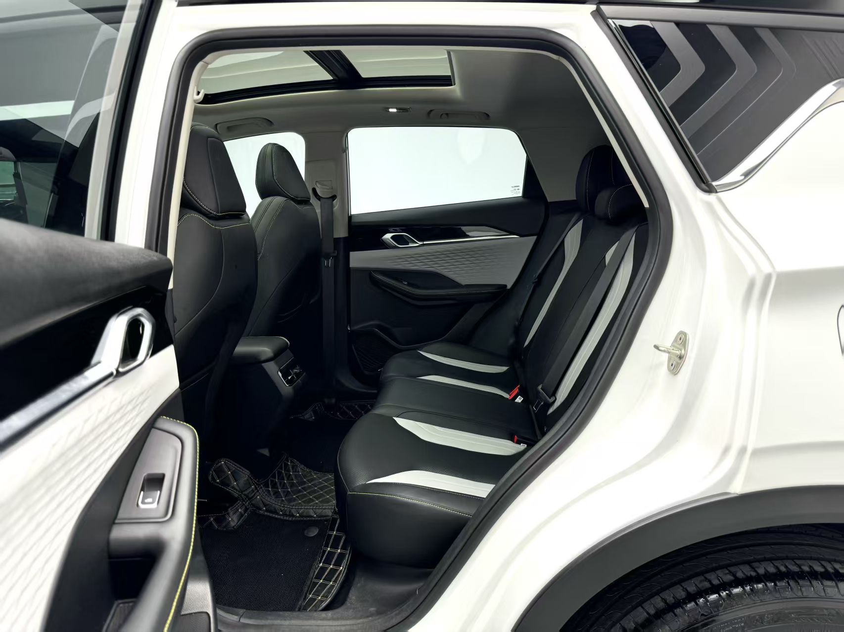 GEELY Coolray 2023 car image #4