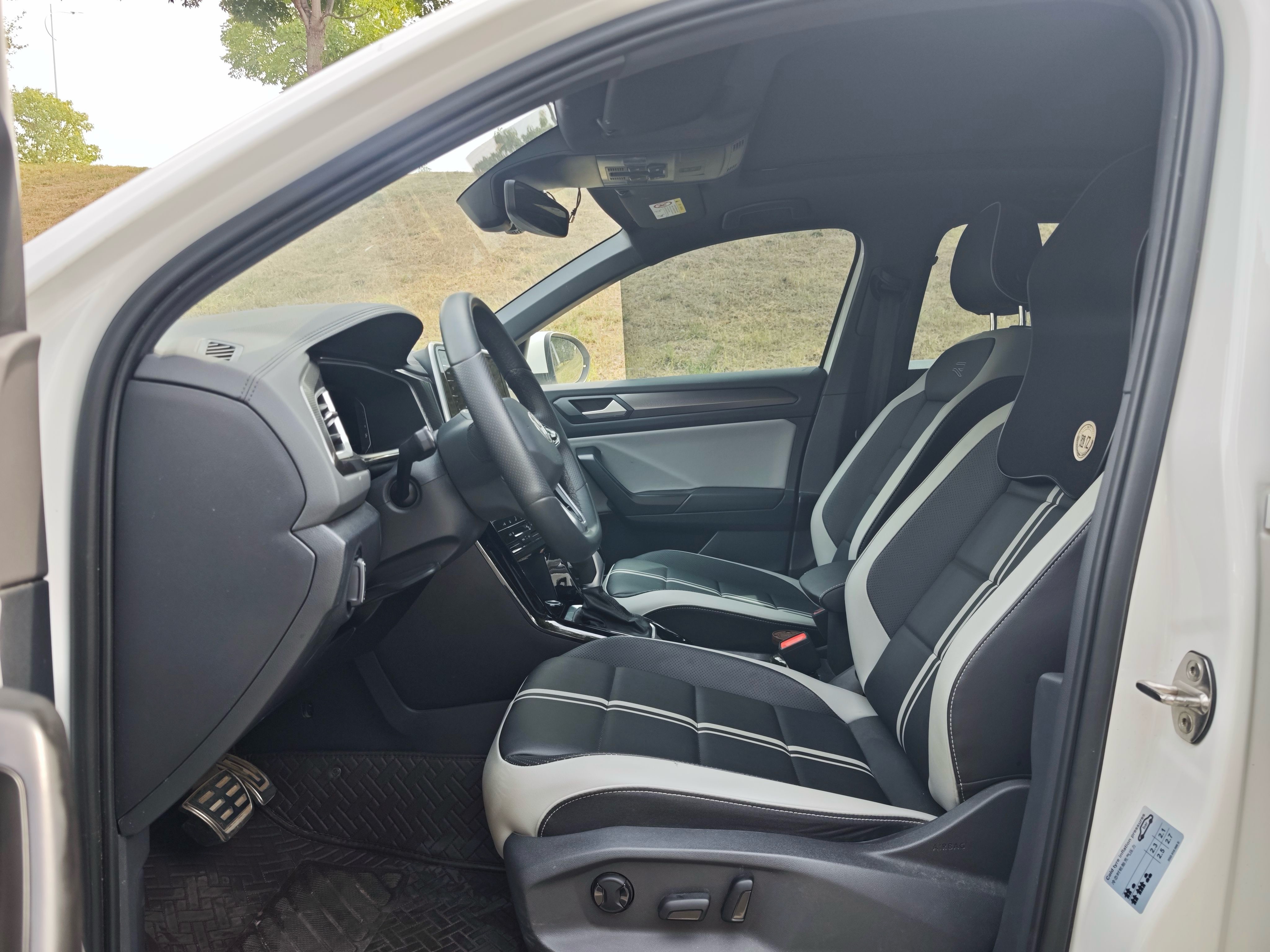 Volkswagen T-Roc 2025 car image #4
