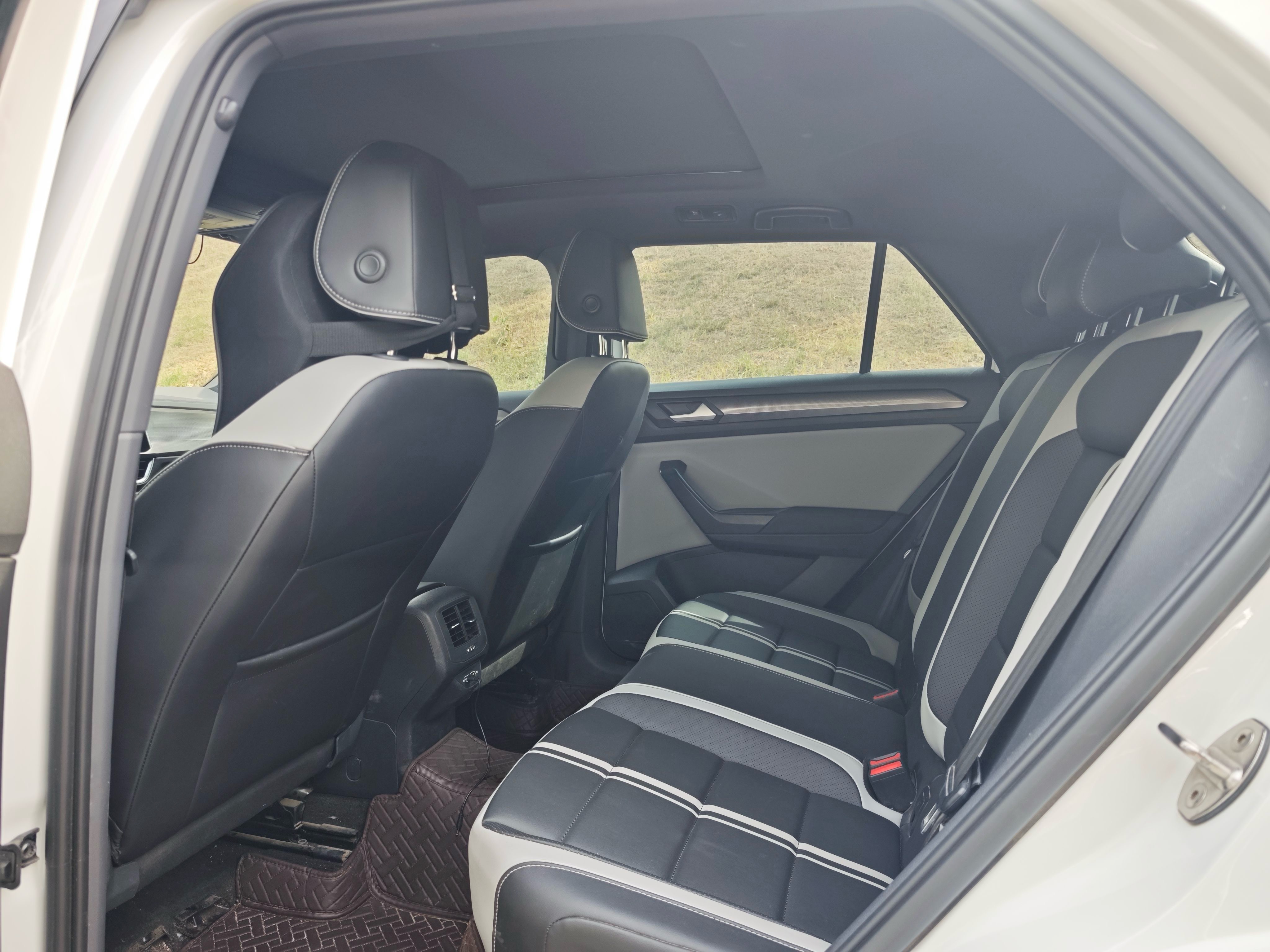 Volkswagen T-Roc 2025 car image #2