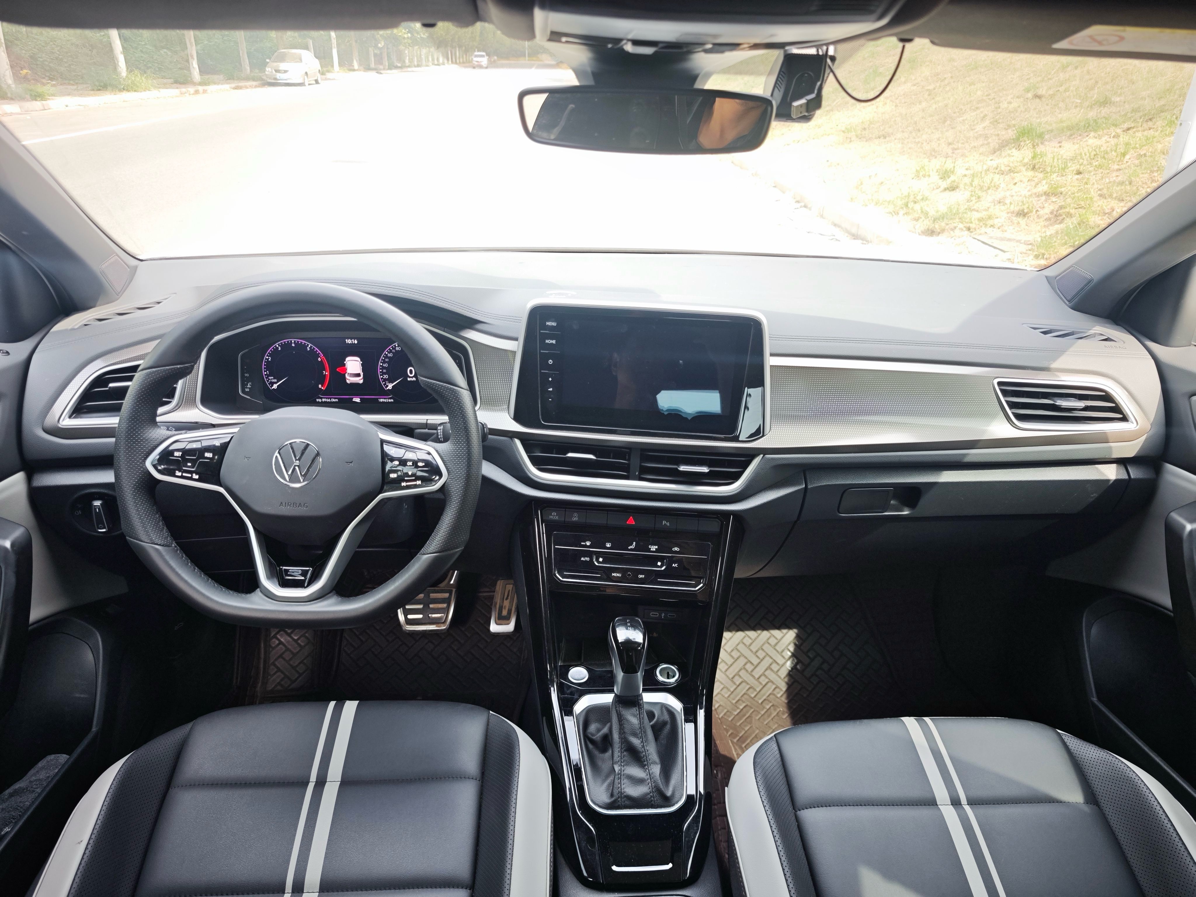Volkswagen T-Roc 2025 car image #3