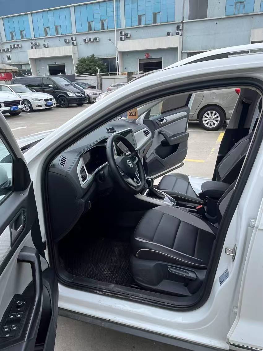 Volkswagen T-Roc 2024 car image #6