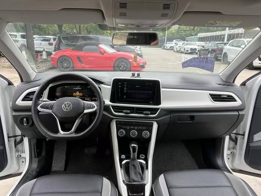 Volkswagen T-Roc 2024 car image #2