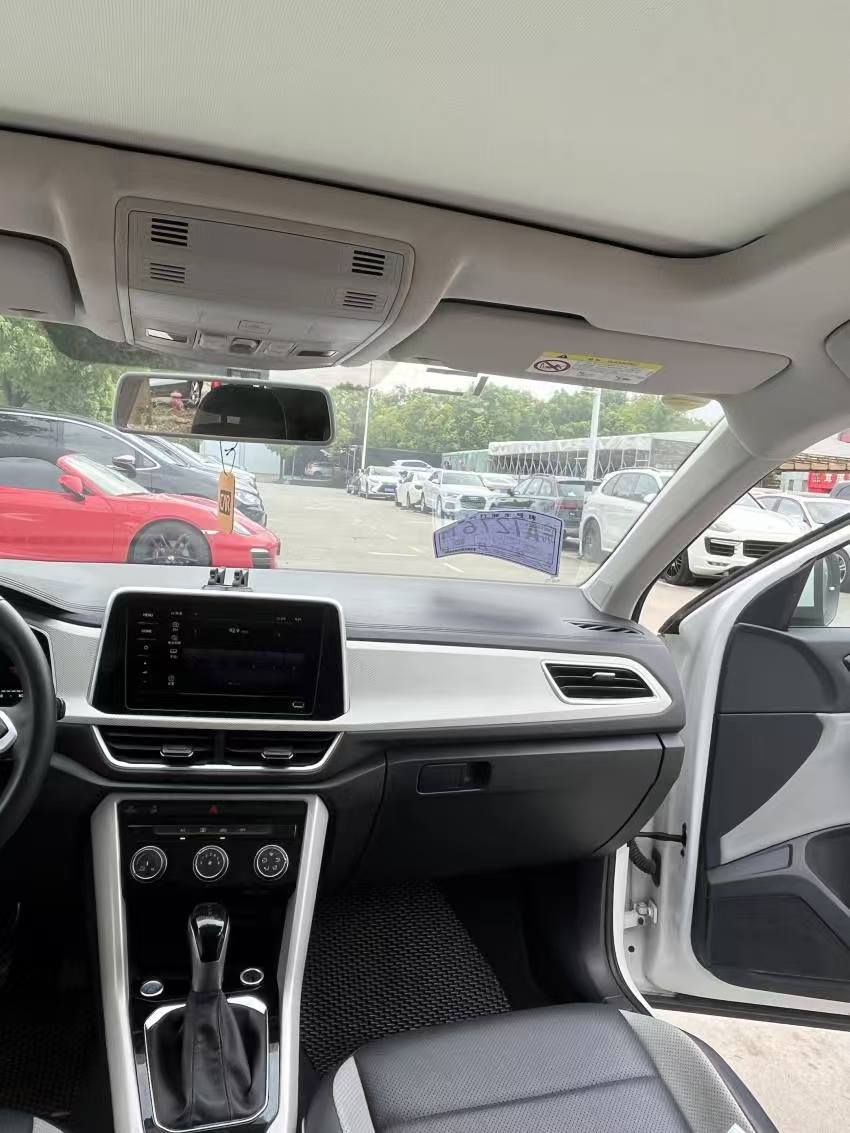 Volkswagen T-Roc 2024 car image #7