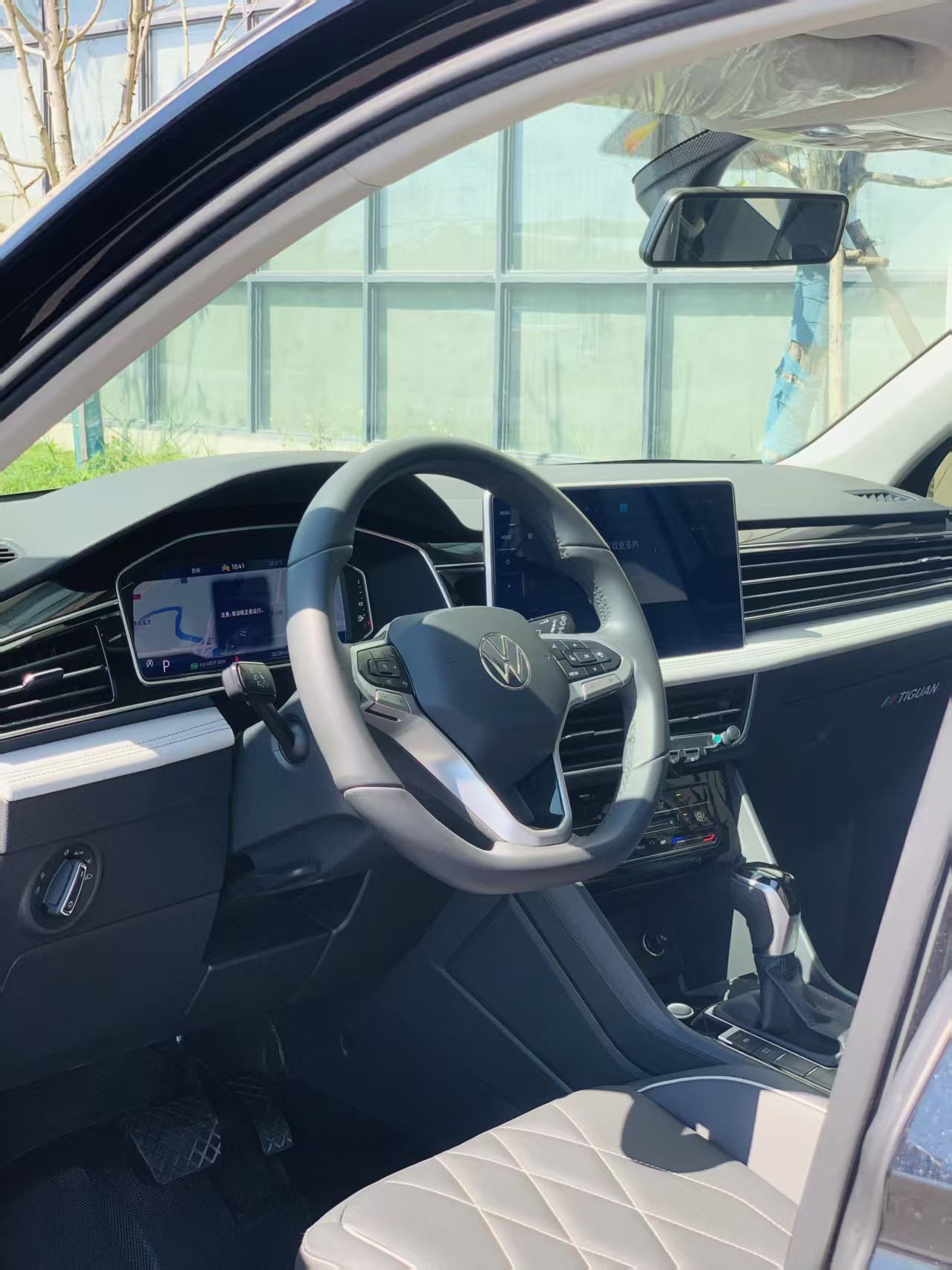 Volkswagen Tiguan L 2024 car image #3