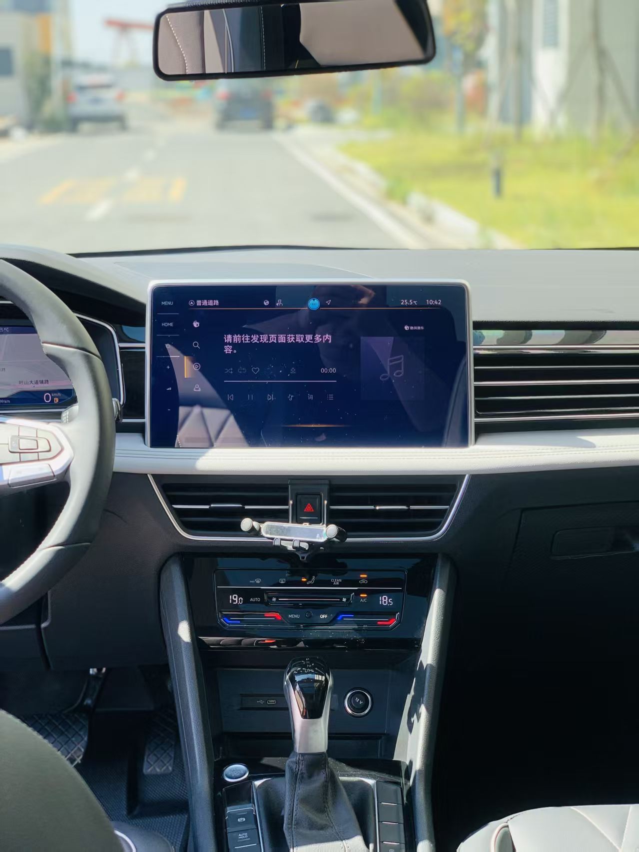 Volkswagen Tiguan L 2024 car image #8