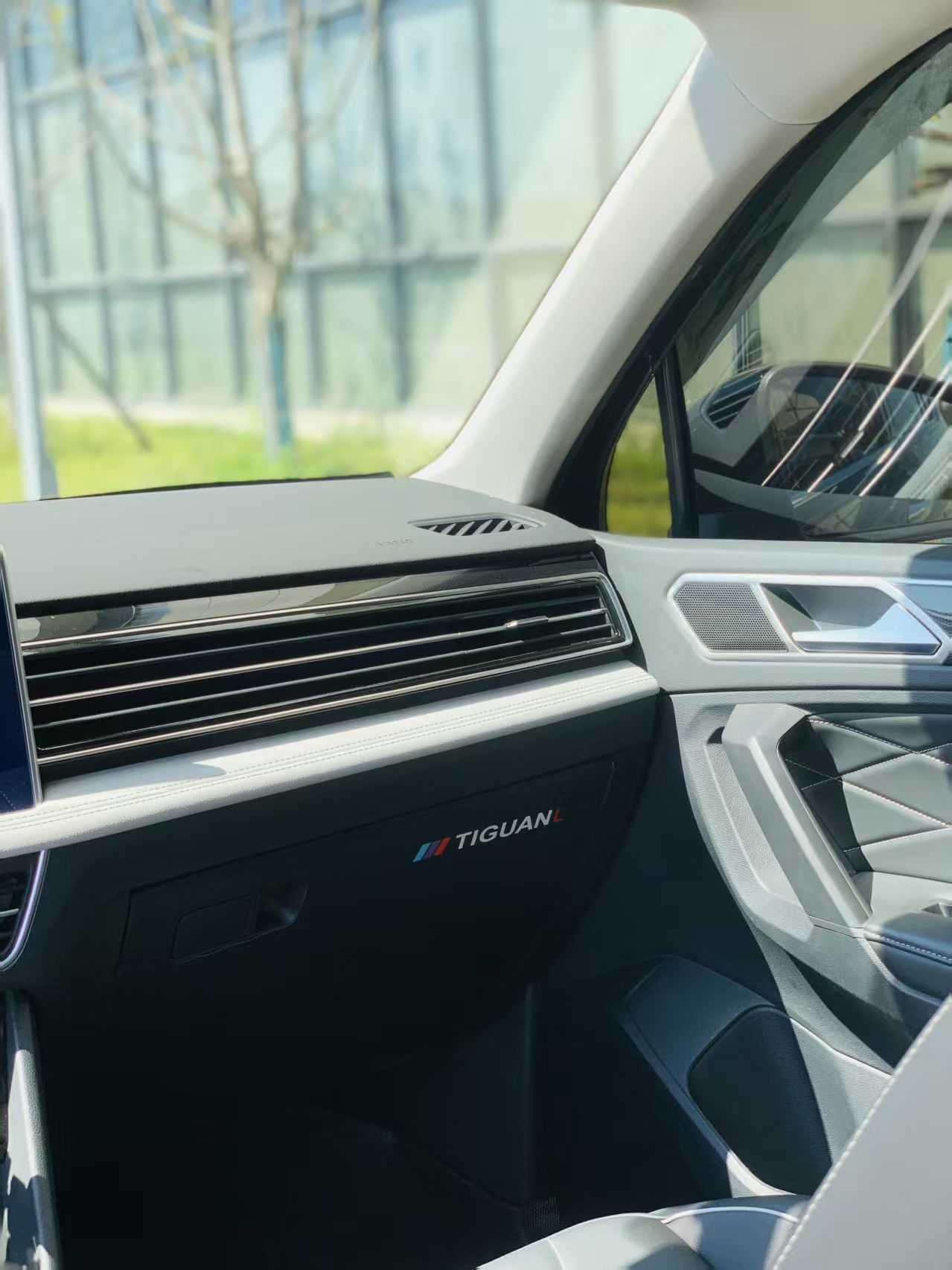 Volkswagen Tiguan L 2024 car image #2