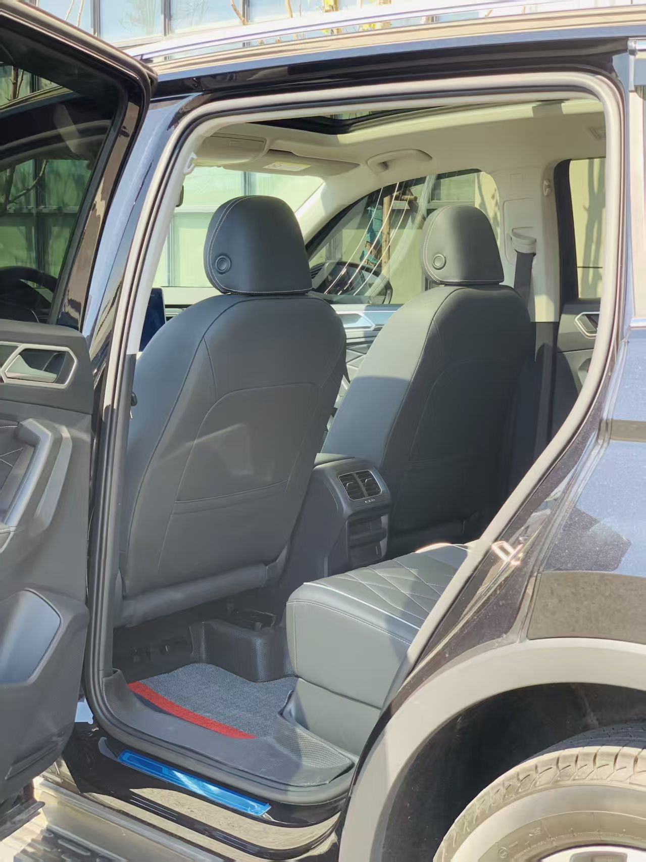 Volkswagen Tiguan L 2024 car image #6