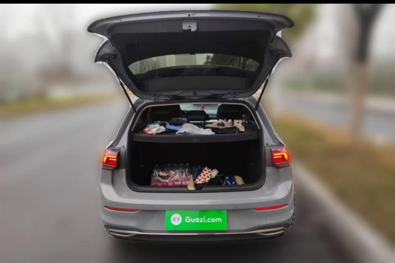 Volkswagen Golf 2023 car image #2