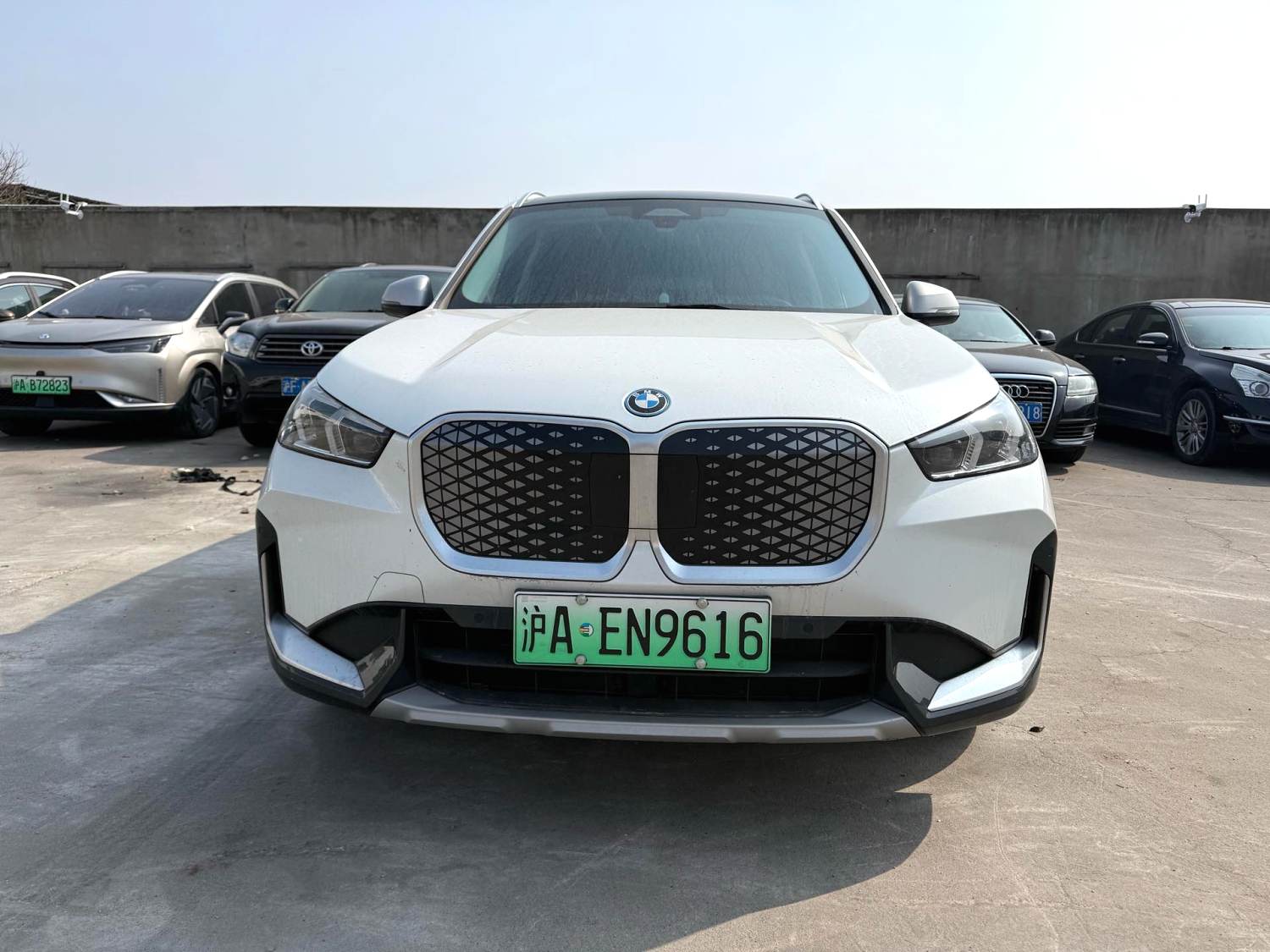 BMW iX1 2024 car image #3