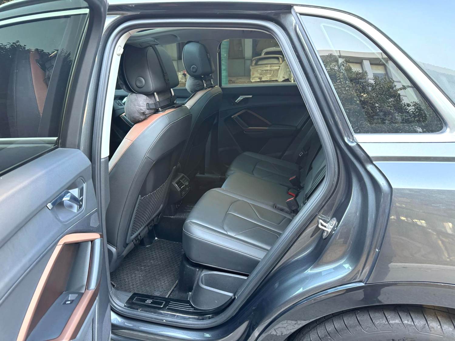 Audi Q3 2023 car image #2