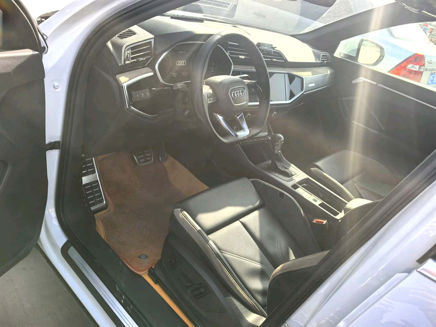 Audi Q3 2023 car image #7