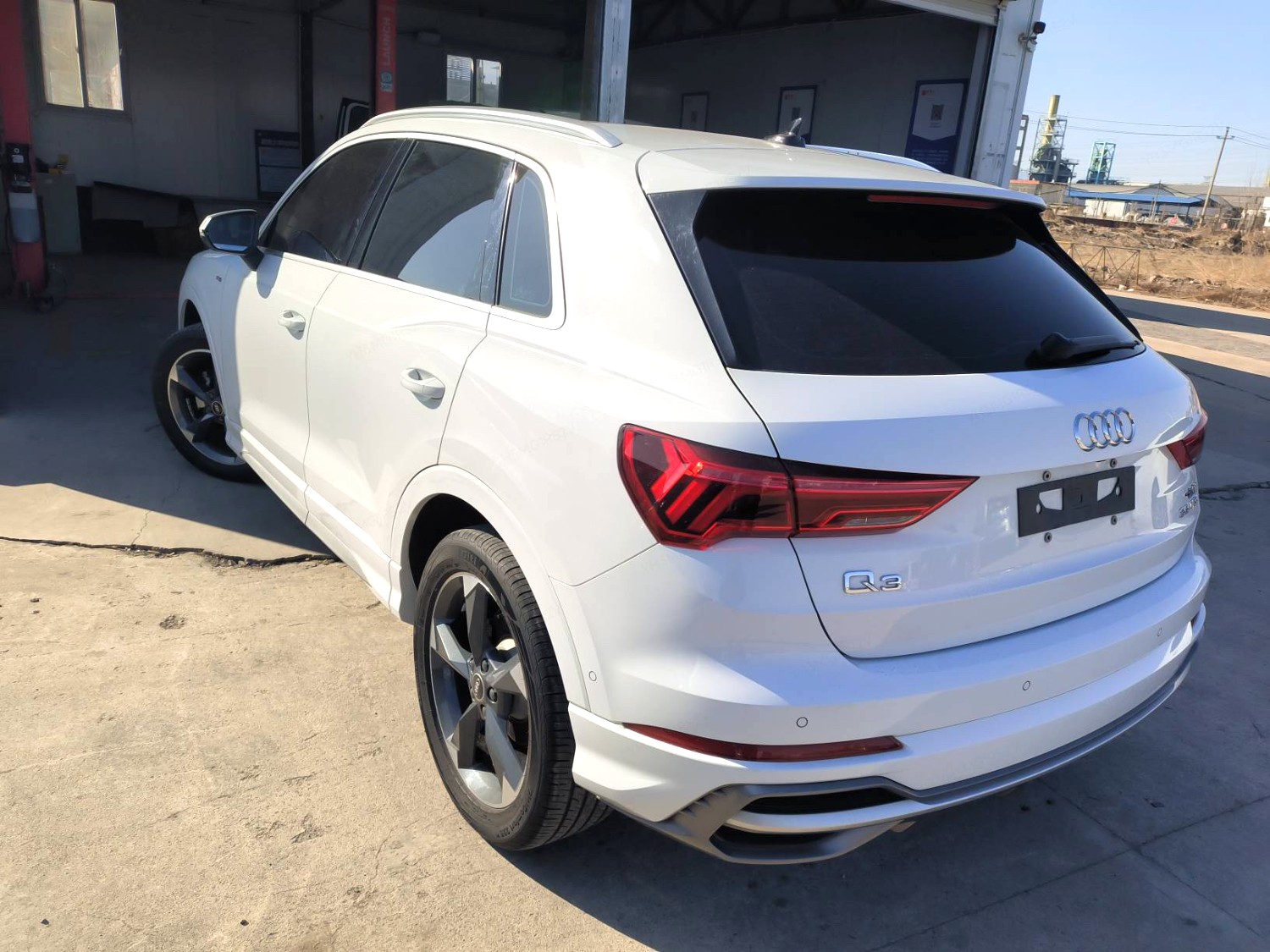 Audi Q3 2023 car image #4