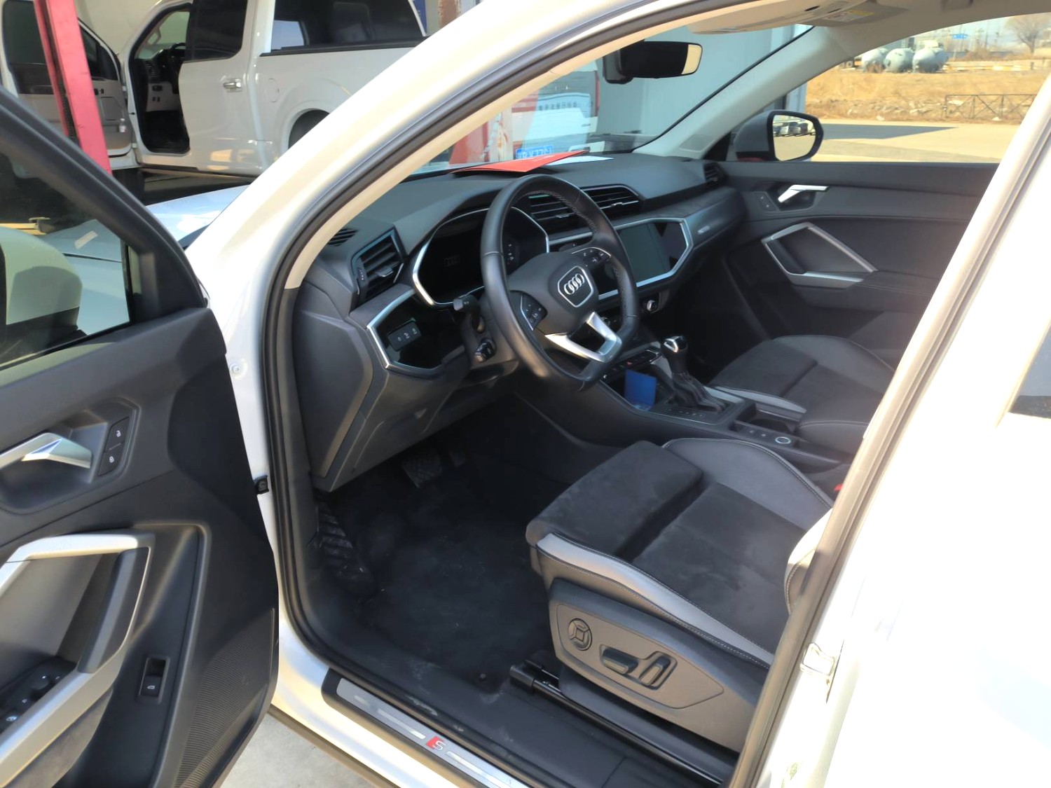 Audi Q3 2023 car image #3